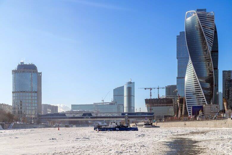 Заснеженная Москва-река с судном; за ним виден мост Багратион, слева — Башня 2000, справа — высотки Москва-Сити.