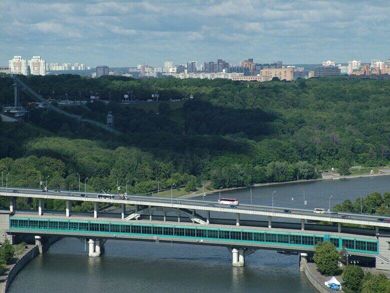 Luzhniki Metro Bridge from above: cars on the upper deck, with the glass-enclosed station beneath