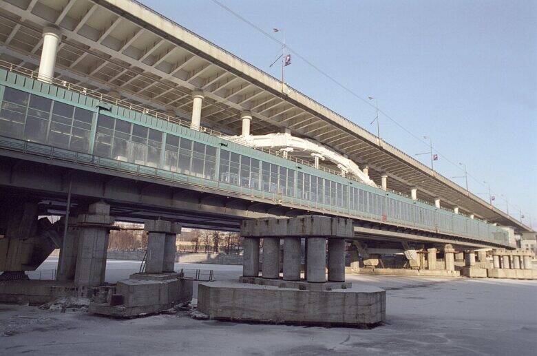The glass-enclosed Vorobyovy Gory station and the piers of Luzhniki Metro Bridge in winter