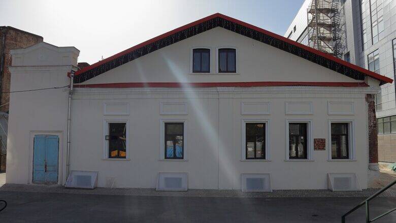 The white façade of Anna Mons’s House with five windows, two windows beneath the roof and a light blue door on the left.