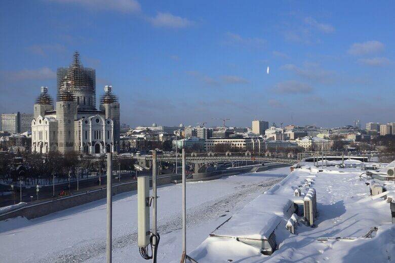 Patriarshy Bridge over the snow-covered Moskva River; the Cathedral of Christ the Saviour is on the left.