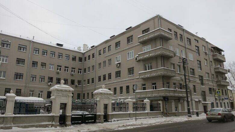 Overall view of the five-storey building at 17 Bolshaya Ordynka in winter: two façades, corner balconies and a fence.
