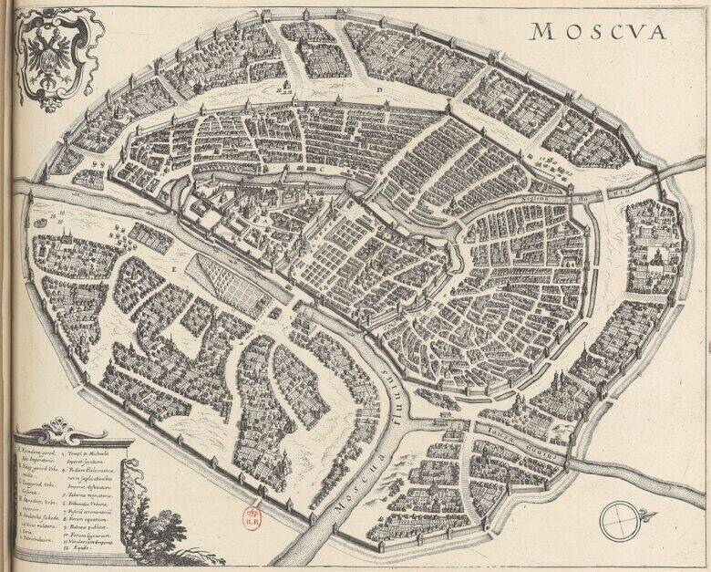 An old monochrome plan of Moscow showing rivers and fortifications, with a coat of arms at the top left, a key at the bottom left and a compass at the bottom right.