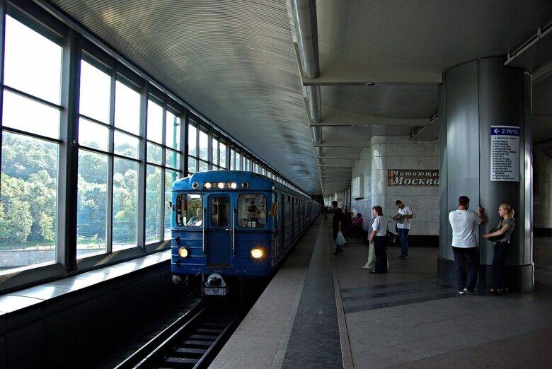 A blue train at the glass-enclosed platform of Vorobyovy Gory metro station