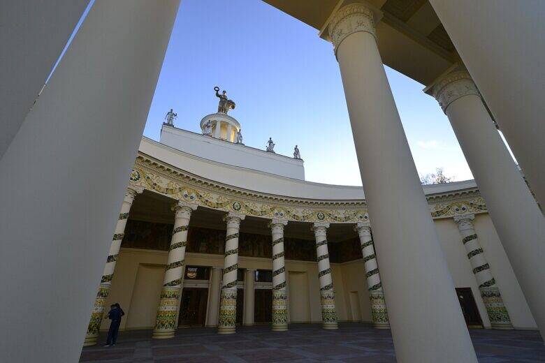 A view through the columns at the front towards the semicircular courtyard and tower of the ‘Republic of Belarus’ Pavilion at VDNKh.
