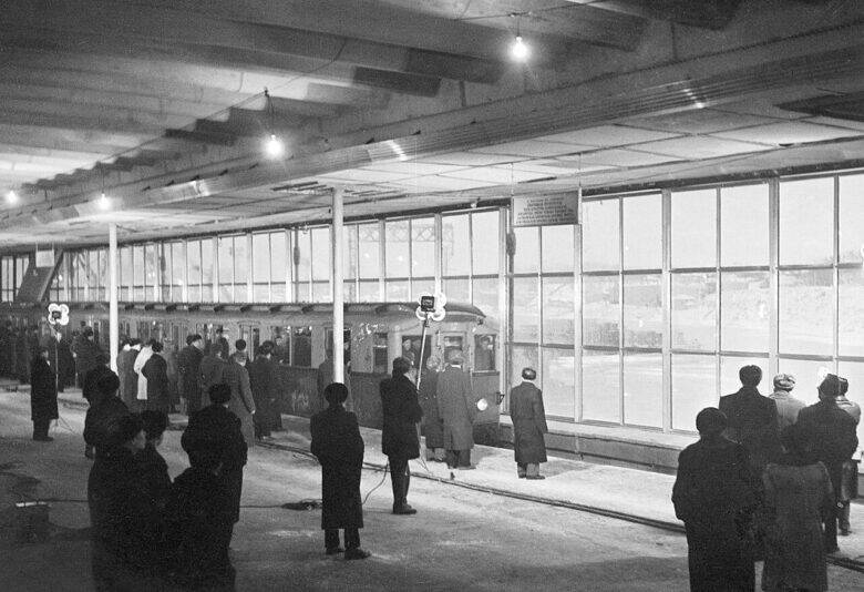 A test train at the glass-enclosed platform of Leninskiye Gory station, 1958