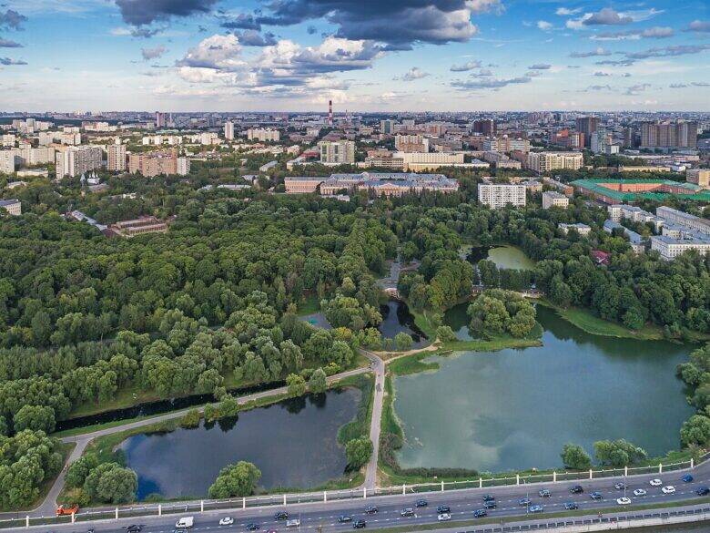 An aerial view of several ponds and paths among the trees in Lefortovo Park.