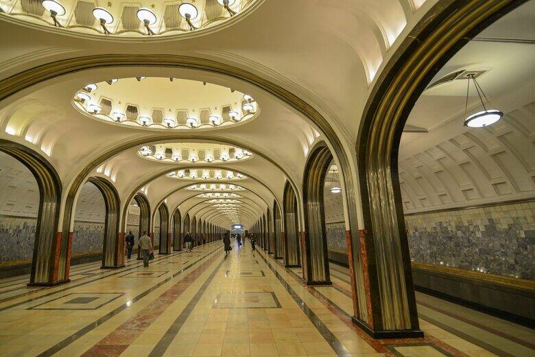 Центральный зал «Маяковской» с уходящими вдаль арками и подсвеченными овальными нишами.