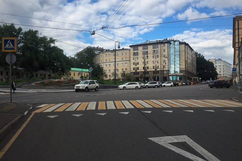 A small public garden and flowerbed in Khitrovskaya Square beyond the pedestrian crossing, 2016