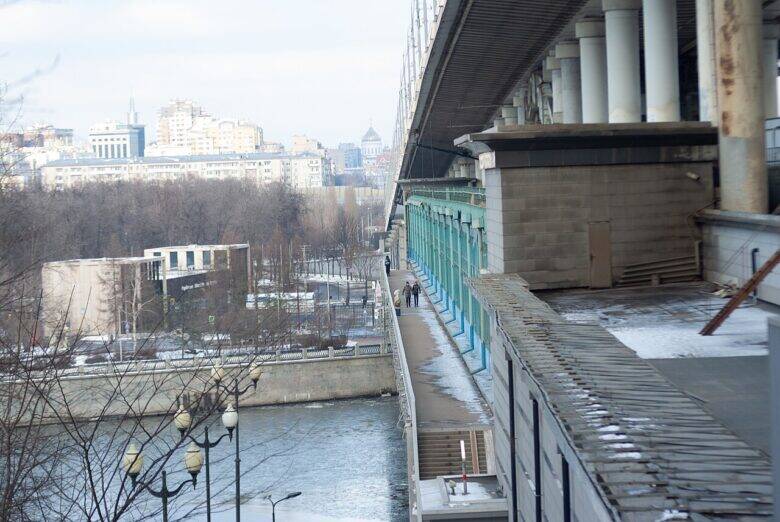 Side view of Luzhniki Metro Bridge, showing its piers and the glass-enclosed section of the station