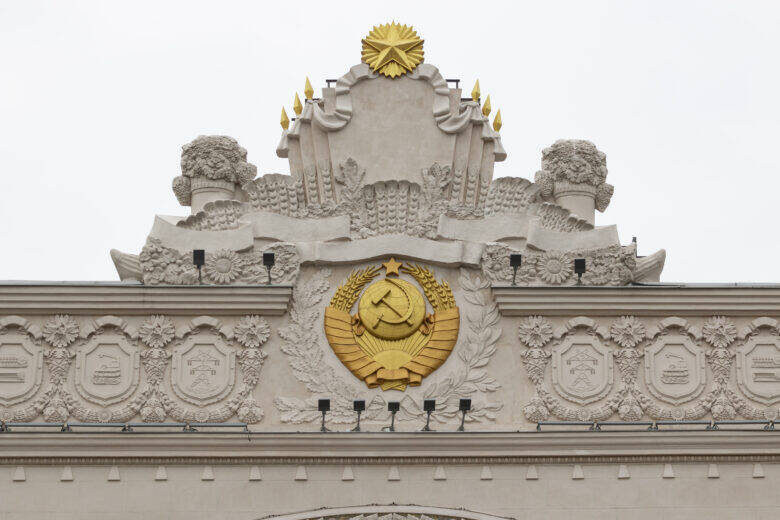 “宇宙”馆门廊的浮雕装饰，饰有金色苏联国徽和植物纹样