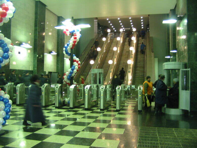 The entrance hall of Vorobyovy Gory station, decorated with balloons, with turnstiles and escalators, 14 December 2002