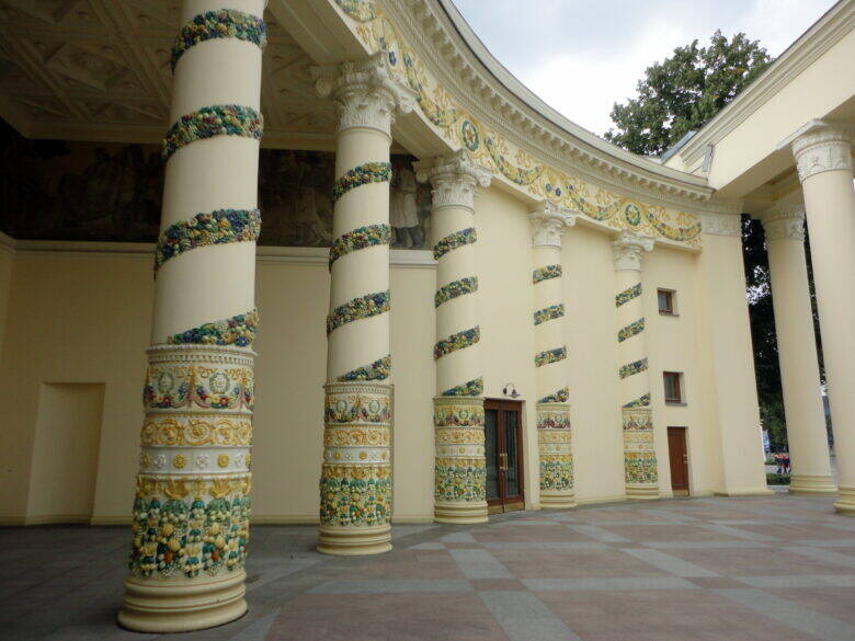 The entrance courtyard of the ‘Republic of Belarus’ Pavilion at VDNKh, with its curved, decorated colonnade and paved area.