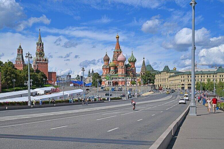 A wide road leads to the Cathedral of the Intercession on the Moat; the Kremlin towers rise on the left.