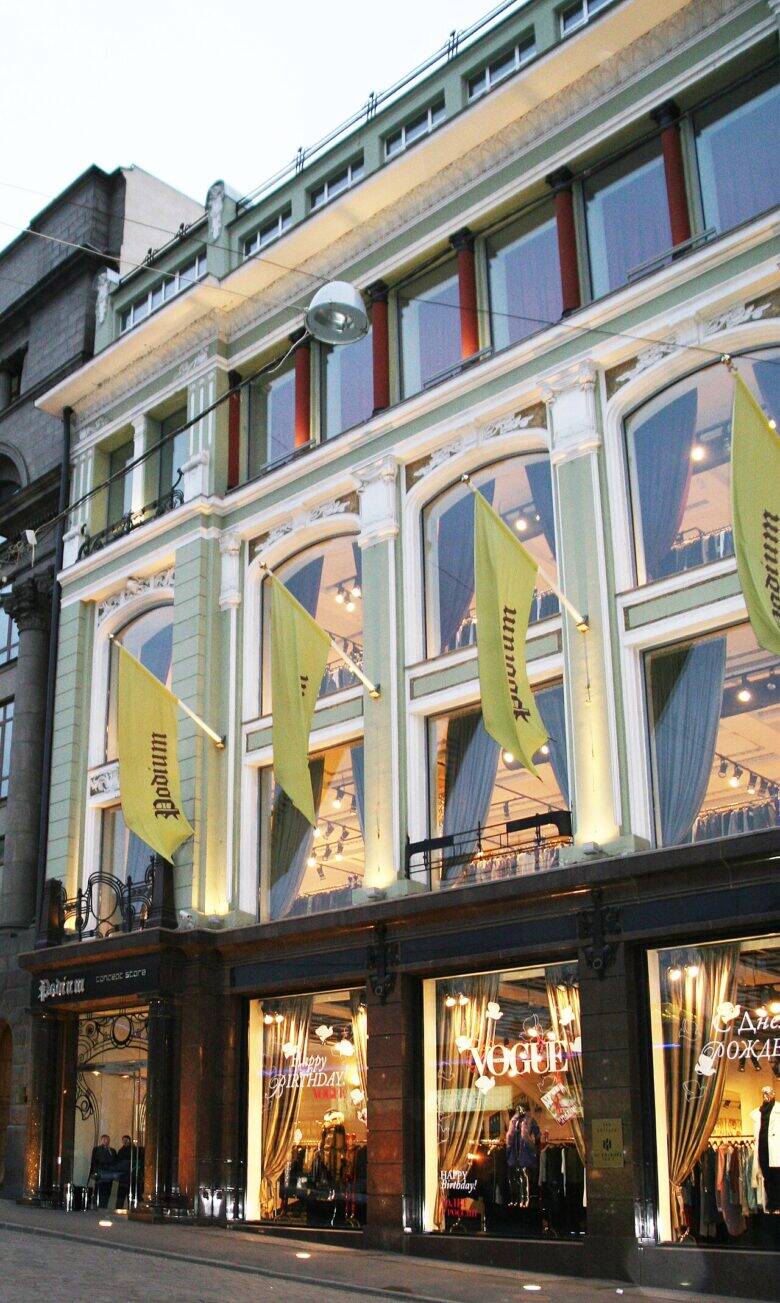 Фасад здания на Кузнецком Мосту, 14, с крупными окнами и витринами, 2008 год